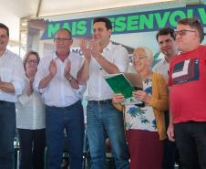  Ratinho Junior entrega escrituras a 579 famílias de Sengés, nos Campos Gerais