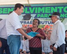  Ratinho Junior entrega escrituras a 579 famílias de Sengés, nos Campos Gerais