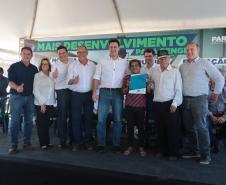  Ratinho Junior entrega escrituras a 579 famílias de Sengés, nos Campos Gerais