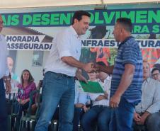  Ratinho Junior entrega escrituras a 579 famílias de Sengés, nos Campos Gerais