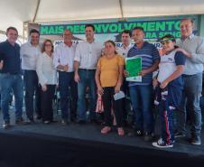  Ratinho Junior entrega escrituras a 579 famílias de Sengés, nos Campos Gerais