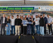 499 famílias de Ponta Grossa recebem chaves da casa própria com apoio do Estado