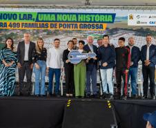 499 famílias de Ponta Grossa recebem chaves da casa própria com apoio do Estado