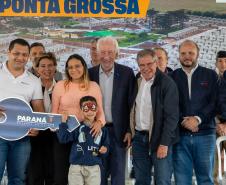 499 famílias de Ponta Grossa recebem chaves da casa própria com apoio do Estado