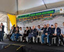 499 famílias de Ponta Grossa recebem chaves da casa própria com apoio do Estado