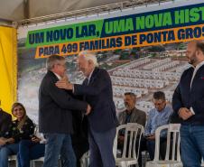 499 famílias de Ponta Grossa recebem chaves da casa própria com apoio do Estado