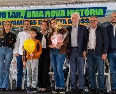 499 famílias de Ponta Grossa recebem chaves da casa própria com apoio do Estado