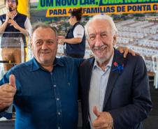 499 famílias de Ponta Grossa recebem chaves da casa própria com apoio do Estado