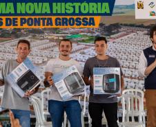 499 famílias de Ponta Grossa recebem chaves da casa própria com apoio do Estado