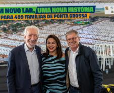 499 famílias de Ponta Grossa recebem chaves da casa própria com apoio do Estado