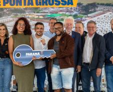 499 famílias de Ponta Grossa recebem chaves da casa própria com apoio do Estado