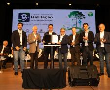 R$ 1,7 bilhão: Paraná firma convênio com BID e Caixa para novas fases do Casa Fácil
