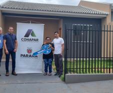 56 famílias de Paiçandu recebem as chaves da casa própria com a ajuda do Casa Fácil Paraná