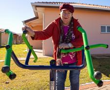Com piscina e mobília, Ratinho Junior inaugura Condomínio do Idoso de Arapongas