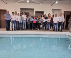 Com piscina e mobília, Ratinho Junior inaugura Condomínio do Idoso de Arapongas