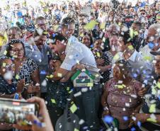 Com piscina e mobília, Ratinho Junior inaugura Condomínio do Idoso de Arapongas