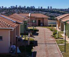 Com piscina e mobília, Ratinho Junior inaugura Condomínio do Idoso de Arapongas