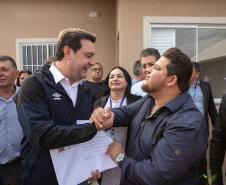Ratinho Junior inaugura conjunto residencial com 51 casas em Guapirama