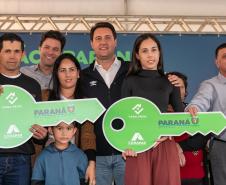 Ratinho Junior inaugura conjunto residencial com 51 casas em Guapirama