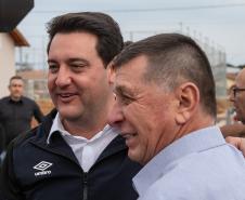Ratinho Junior inaugura conjunto residencial com 51 casas em Guapirama