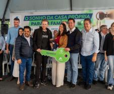 Governador entrega condomínio com 88 apartamentos em Santo Antônio da Platina