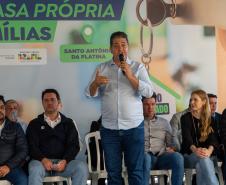 Governador entrega condomínio com 88 apartamentos em Santo Antônio da Platina