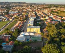 Governador entrega condomínio com 88 apartamentos em Santo Antônio da Platina