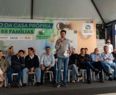 Governador entrega condomínio com 88 apartamentos em Santo Antônio da Platina