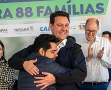 Governador entrega condomínio com 88 apartamentos em Santo Antônio da Platina