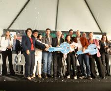 Estado entrega residencial com 128 apartamentos para atender famílias de Londrina