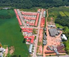 67 famílias de Fazenda Rio Grande conquistam a casa própria com apoio do Estado
