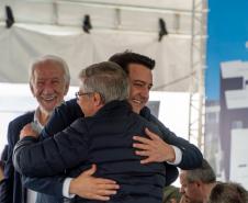 Governador inaugura condomínio clube com 864 apartamentos em Almirante Tamandaré