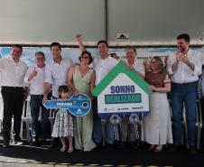 Governador Ratinho Junior entrega casa própria a 83 famílias de Siqueira Campos