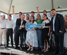 Governador Ratinho Junior entrega casa própria a 83 famílias de Siqueira Campos