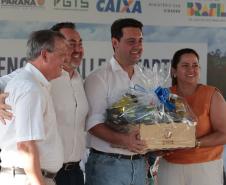 Governador Ratinho Junior entrega casa própria a 83 famílias de Siqueira Campos