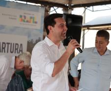 Governador Ratinho Junior entrega casa própria a 83 famílias de Siqueira Campos