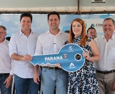 Governador Ratinho Junior entrega casa própria a 83 famílias de Siqueira Campos