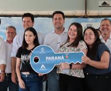 Governador Ratinho Junior entrega casa própria a 83 famílias de Siqueira Campos