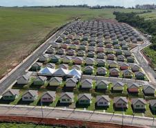 Governador Ratinho Junior entrega casa própria a 83 famílias de Siqueira Campos