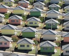 Governador Ratinho Junior entrega casa própria a 83 famílias de Siqueira Campos