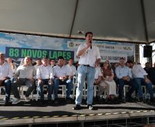 Governador Ratinho Junior entrega casa própria a 83 famílias de Siqueira Campos