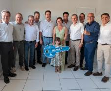 Governador Ratinho Junior entrega casa própria a 83 famílias de Siqueira Campos