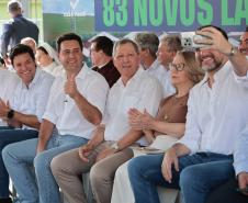 Governador Ratinho Junior entrega casa própria a 83 famílias de Siqueira Campos