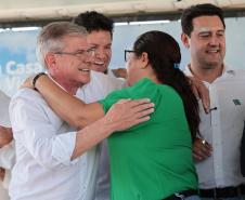 Governador Ratinho Junior entrega casa própria a 83 famílias de Siqueira Campos