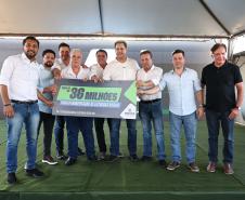 Governador entrega moradias e anuncia R$ 36,2 milhões para estradas rurais em Terra Rica