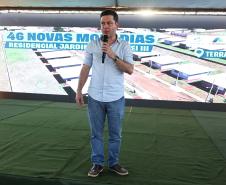 Governador entrega moradias e anuncia R$ 36,2 milhões para estradas rurais em Terra Rica