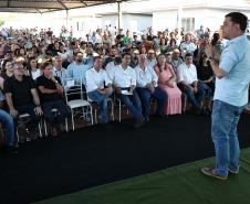 Governador entrega moradias e anuncia R$ 36,2 milhões para estradas rurais em Terra Rica