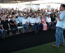 Governador entrega moradias e anuncia R$ 36,2 milhões para estradas rurais em Terra Rica