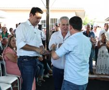 Governador entrega moradias e anuncia R$ 36,2 milhões para estradas rurais em Terra Rica