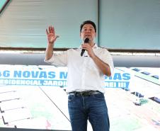 Governador entrega moradias e anuncia R$ 36,2 milhões para estradas rurais em Terra Rica